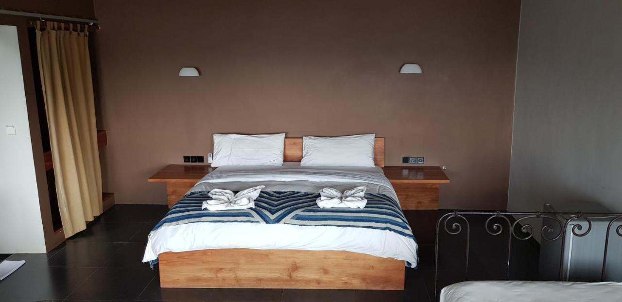 Blue Parrot Hotel Labuan Bajo Ngoại thất bức ảnh