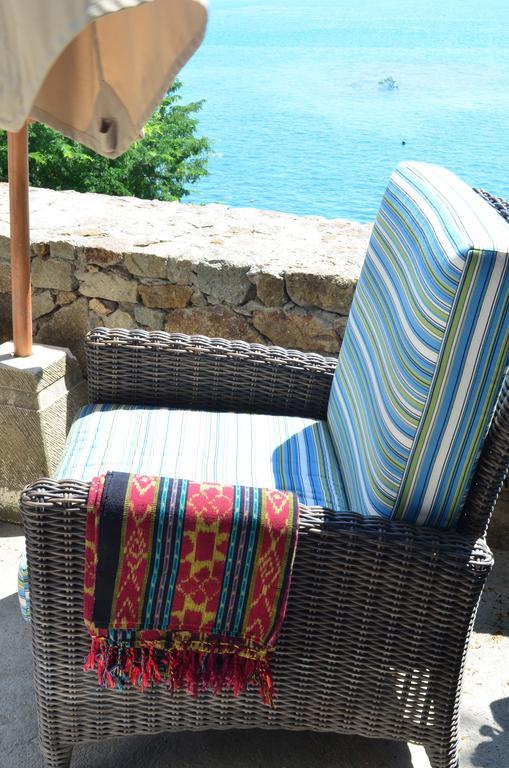 Blue Parrot Hotel Labuan Bajo Phòng bức ảnh